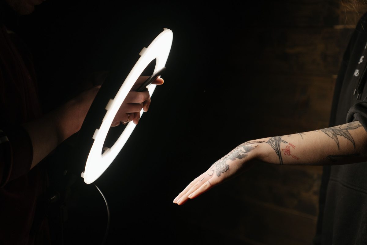 Tattoo onder studiolicht met donkere achtergrond
