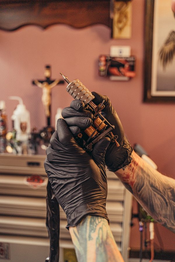Tattoo machine en voorbereiding in een professionele studio