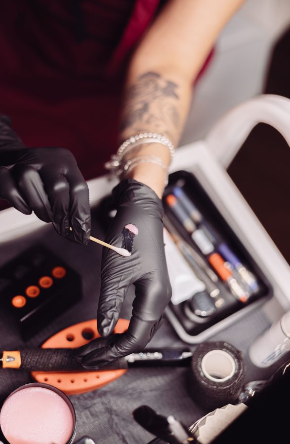 Tattoo voorbereiding met handschoenen en studio tools