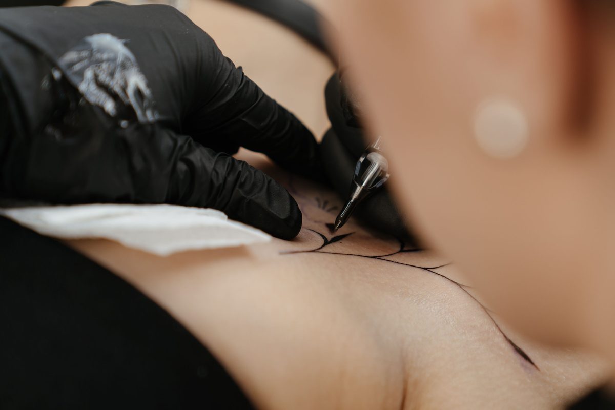 Tattoo artist aan het werk in de studio